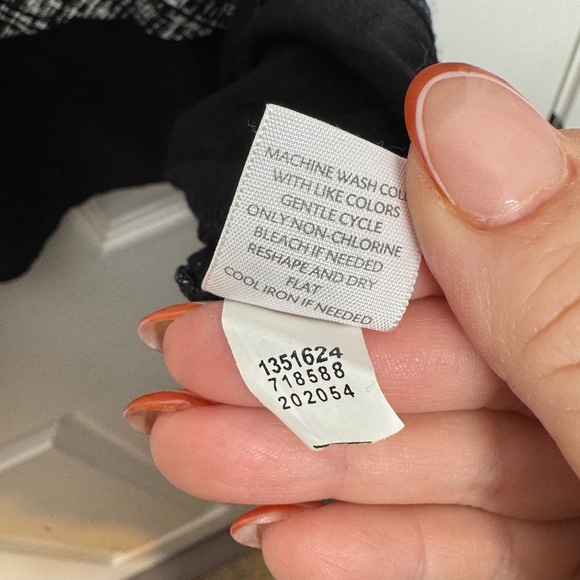 J. JILL Wearever Collection Abstract Print Asymmetrical Shark Bite Blouse XS - Picture 5 of 5